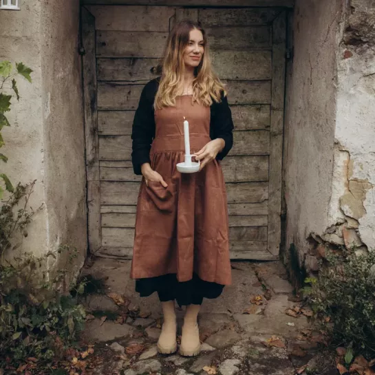 Hnedá ľanová zástera „od Vinárovej ženy“.