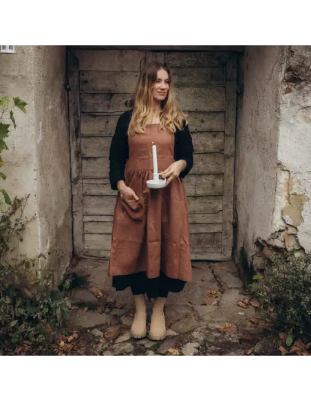 Hnedá ľanová zástera „od Vinárovej ženy“.